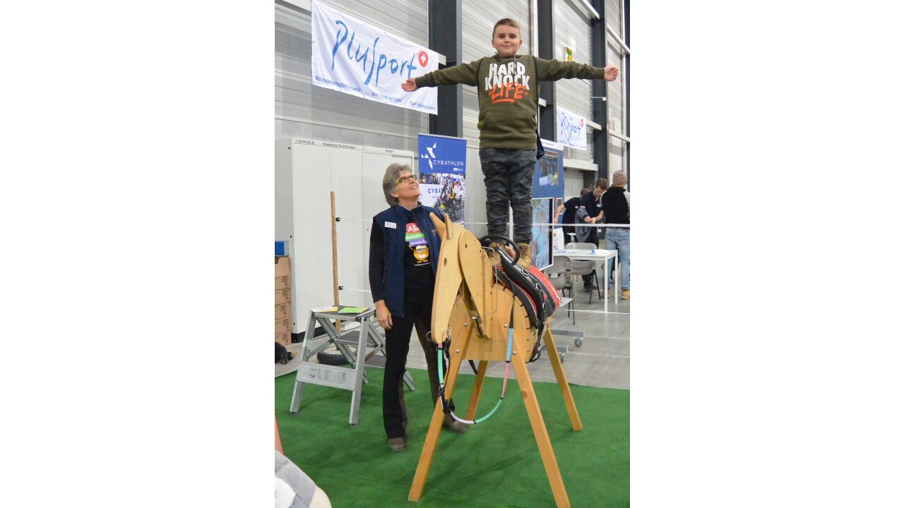 An der Swiss Handicap dürfen auf dem (Holz)-Pferd Voltigefiguren ausprobiert werden.