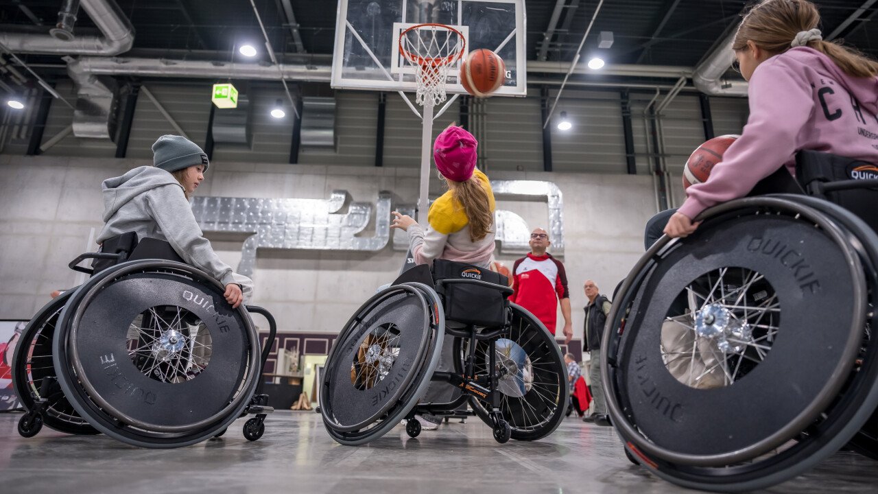 Die Messebesuchenden konnten beispielsweise erfahren, wie es sich anfühlt, mit einem Rollstuhl Basketball zu spielen.