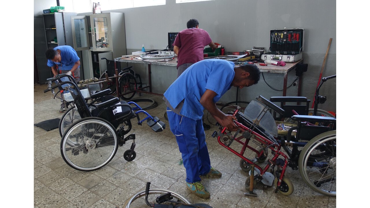 Dank der Reparaturwerkstatt in Äthiopien bleiben die Rollstühle lange im Einsatz