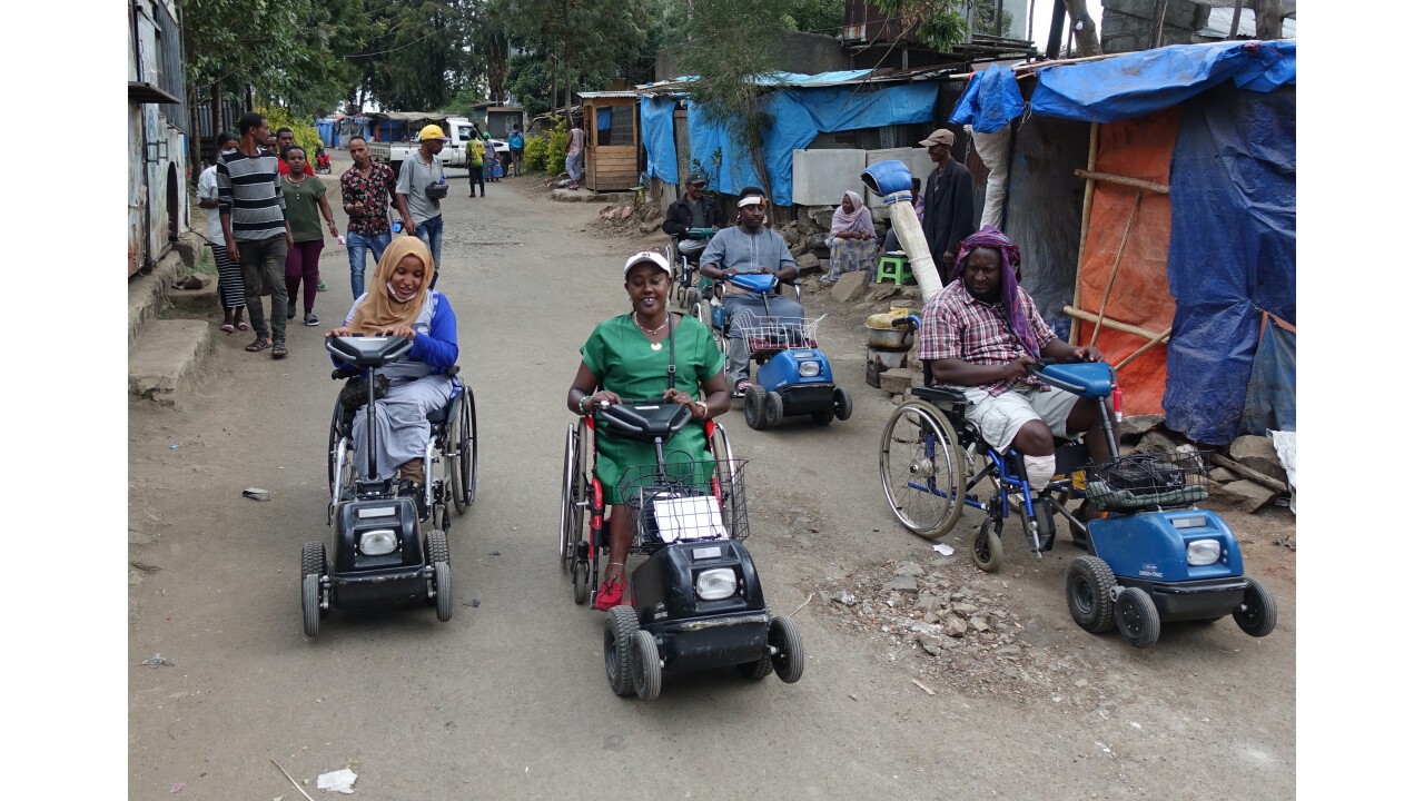 erster Ausflug mit dem Rollstuhl-Zuggerät in einem Quartier in Addis Abeba